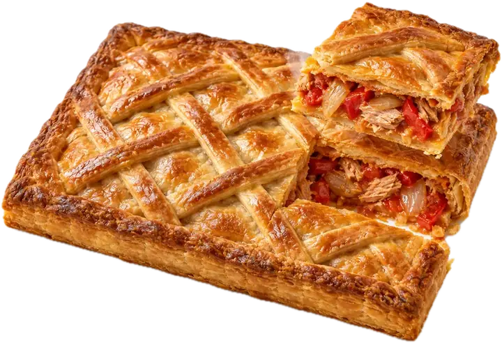 Empanada gallega con una porción cortada mostrando el relleno de atún